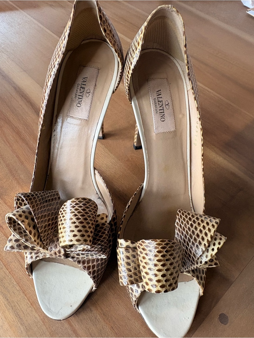 Valentino Garavani Women's Snakeskin Bow Peep-Toe Pumps in Tan and brown Sz 40